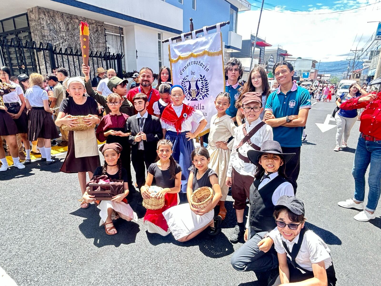 Con entusiasmo y fervor cívico, más de 3900 niños, niñas y jóvenes estudiantes de bandas de 38 instituciones educativas brillan por las calles del cantón alajuelense, durante los tradicionales desfiles del 169° aniversario de la Batalla de Rivas y la gesta heroica de Juan Santamaría. El Conservatorio de Castella se sumó a la celebración del 169° aniversario de la Batalla de Rivas y la Gesta Heroica de 1856. Los estudiantes con sus manifestaciones artísticas hacen memoria de un antes y un después del hecho heroico, valorando su identidad como costarricenses.
300 estudiantes y 50 docentes ofrecieron un espectáculo con teatro, bastoneras, bandas,  folclore, música y zancos.