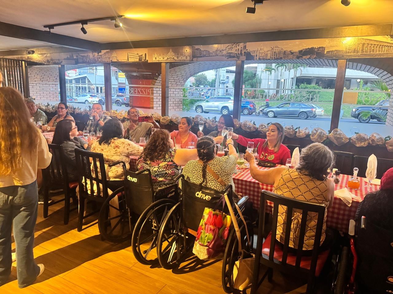 Un grupo de WhatsApp llamado “Inquebrantables” se ha convertido en un salvavidas emocional para decenas de personas amputadas en Costa Rica. Lo abrió Gabriela Bustos Paniagua quien también es amputada