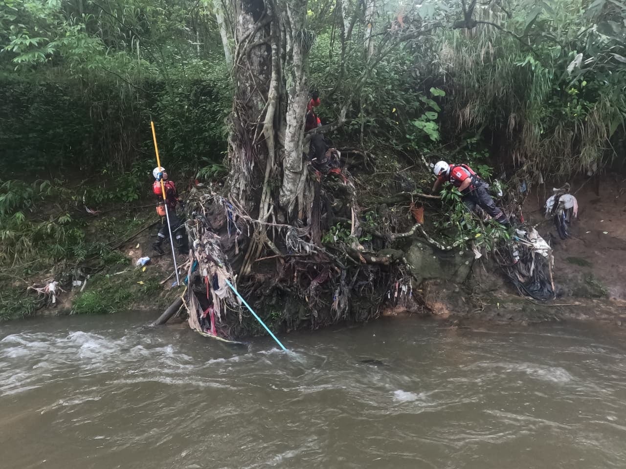 Búsqueda de niño que cayó en alcantarilla en Purral. Foto Cruz Roja
