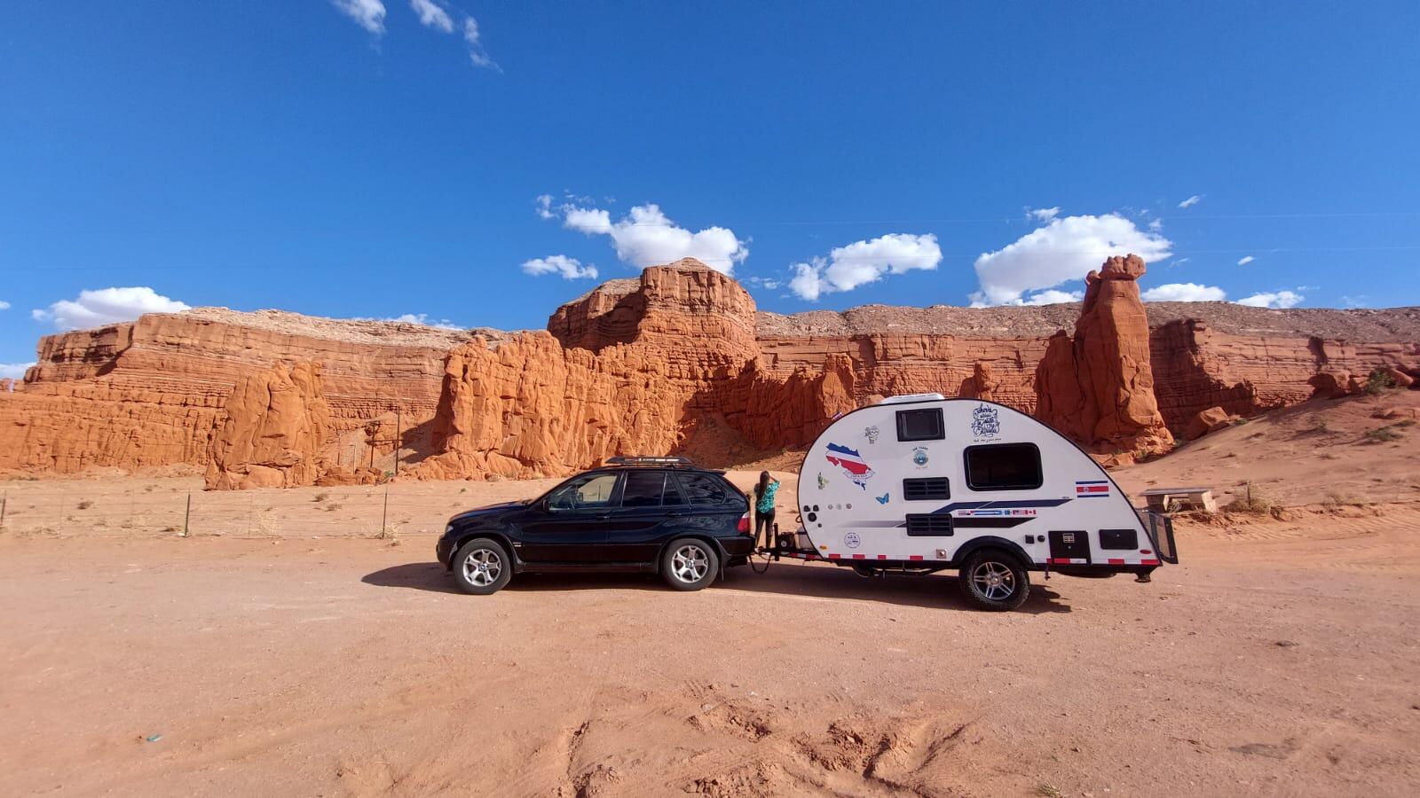 Una cartaga y un josefino, Maureen Martínez Chacón y Eduardo Castro Muñoz, alistaron sus maletas, catrinearon bien a “La Gordita”, y tomaron la decisión de viajar en carro desde San José hasta Alaska en un viaje de unos 13 mil kilómetros