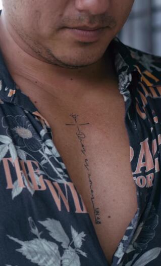 El periodista Johnny López luce un nuevo tatuaje ahora en su pecho. Instagram