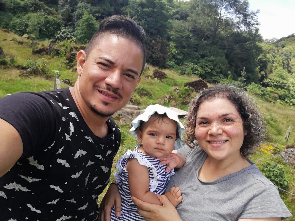 Don Bryan Villalobos Góngora abrió el grupo "Paternidad" para papás primerizos, al nacer su hija Lucía. En la foto le acompaña su esposa, doña Marianela Valverde Varela.