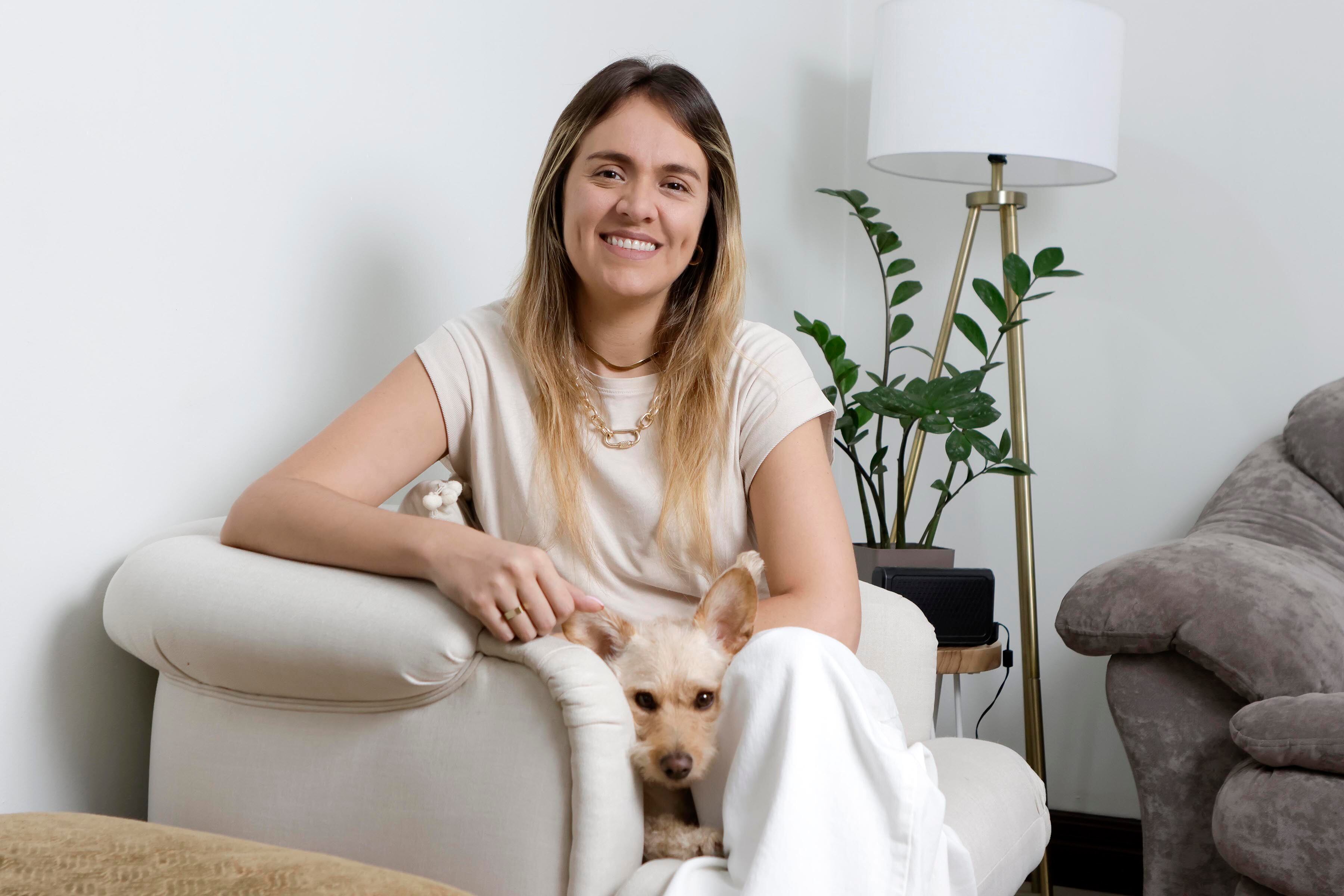 16/05/2024. San Pedro de Montes de Oca. Hora: 01:30 p.m. Entrevista con Cristina Gomar, psicóloga que fundó en Instagram la comunidad "Vaso Lleno" y el juego de cartas "Vasoterapia", que promueve las conversaciones en temas sensibles de diversa índole y edades. Fotos: Mayela López