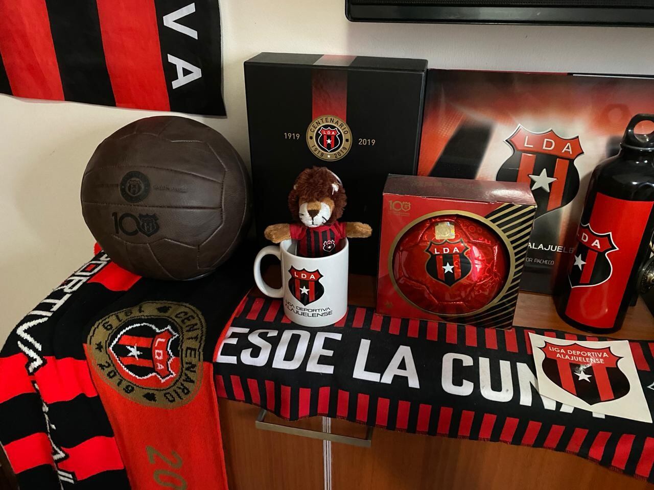 Andrés Rojas, aficionado manudo dueño de la página Fiebre Rojinegra. Cortesía.