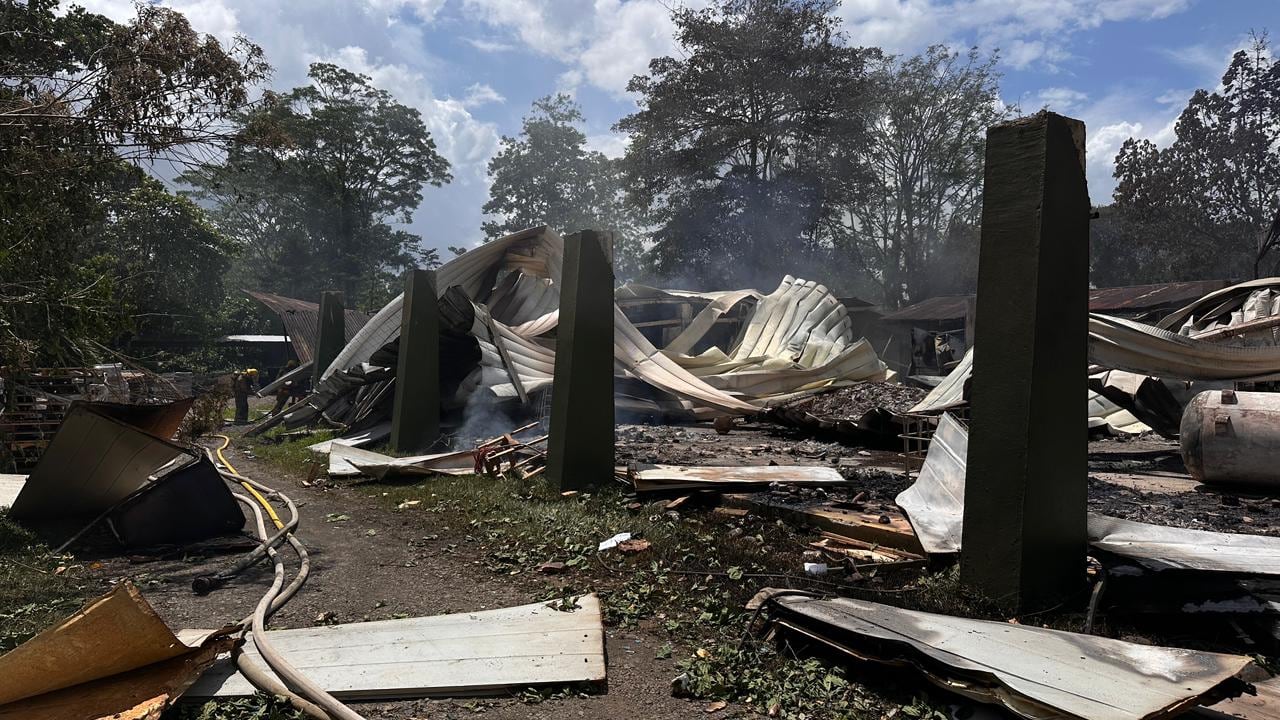 Este martes 14 de abril se registró un incendio industral en Las Horquetas de Sarapiquí, en Heredia.
