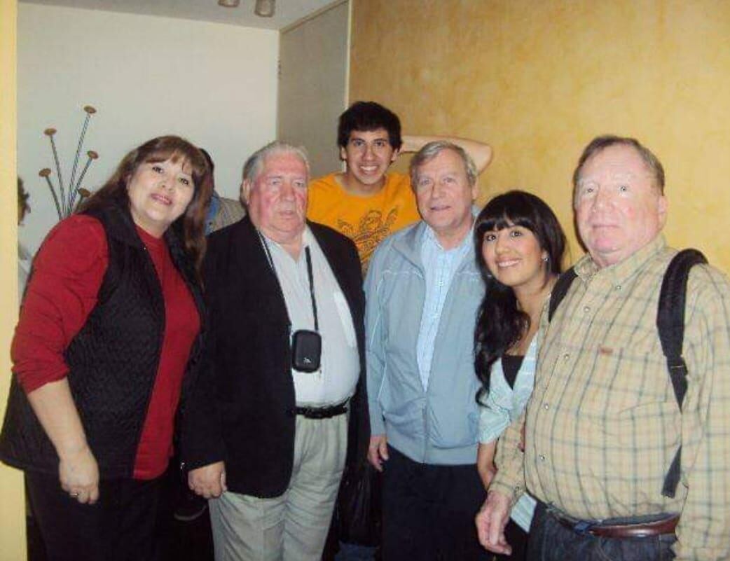 Gladys Córdoba una peruana que logró grabar en video a criaturas gigantes en un cerro de Lima, Perú. En la foto, Dos cosmonautas rusos héroes nacionales y Jesse Marcel Jr. visitaron a Gladys en su casa de Perú.