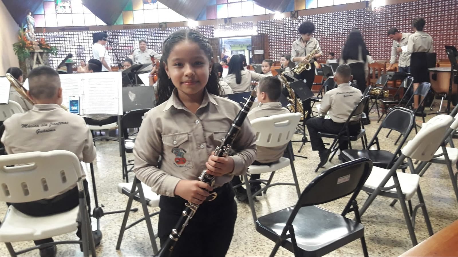 En Río Jiménez de Guácimo, en Limón, una joven, Betsabeth Morán Delgado, tiene apenas 16 años, pero cuando habla de instrumentos, partituras y escenarios lo hace con la seguridad de quien encontró muy temprano el amor de su vida.