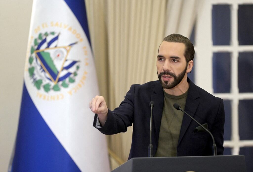 Nayib Bukele llegó al poder en El Salvador en el 2019 rompiendo el bipartidismo. Dos años después, su partido logró la mayoría de escaños en el Congreso, esto le permitió reemplazar a cinco magistrados de la Sala Constitucional de la Corte Suprema. Ellos luego avalaron su posibilidad de reelección.