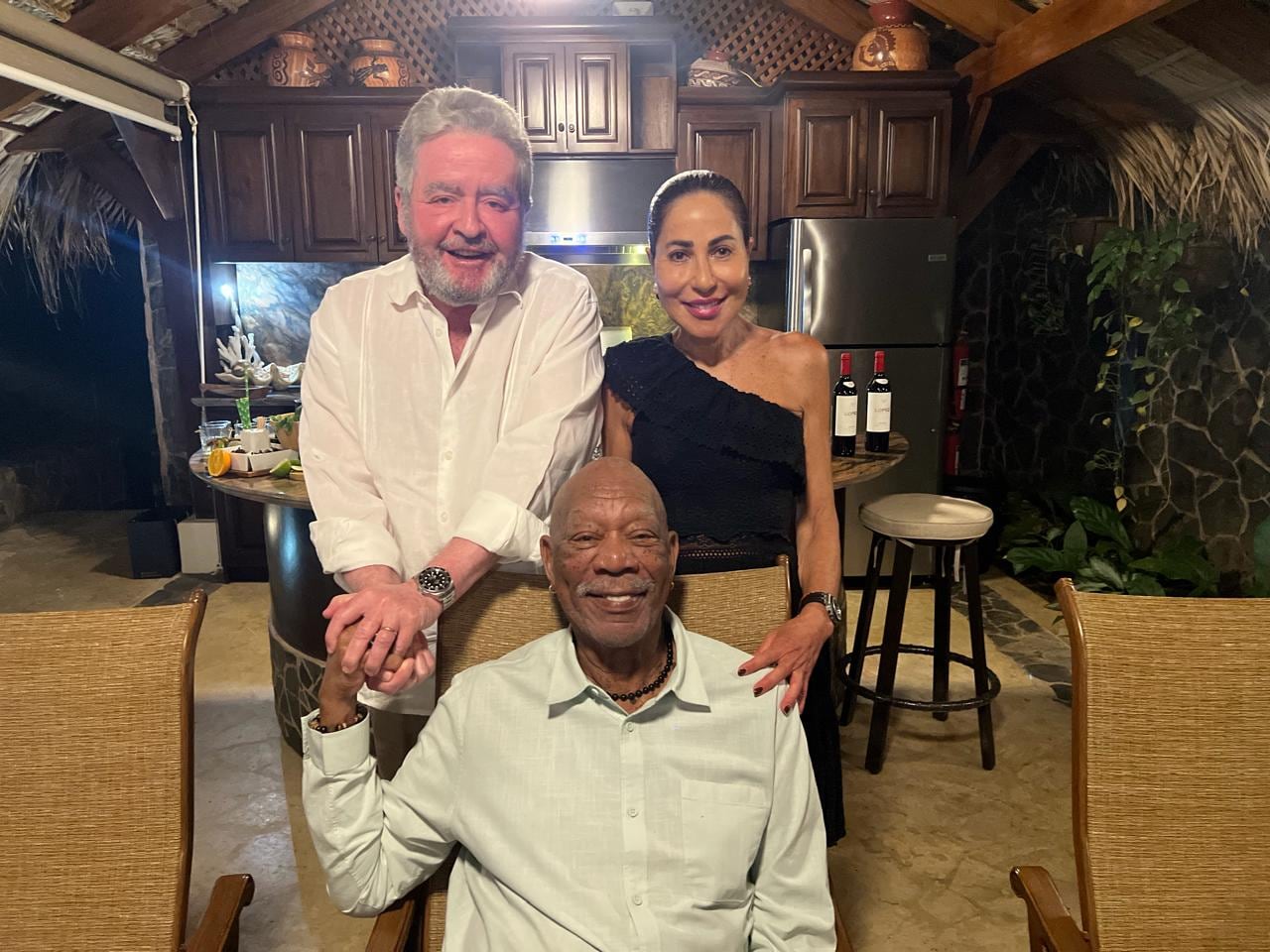 Morgan Freeman quedó "flechado" por el talento de la escultora Sandra Rubinstein. Pieza de arte costarricense viaja a casa de mega estrella