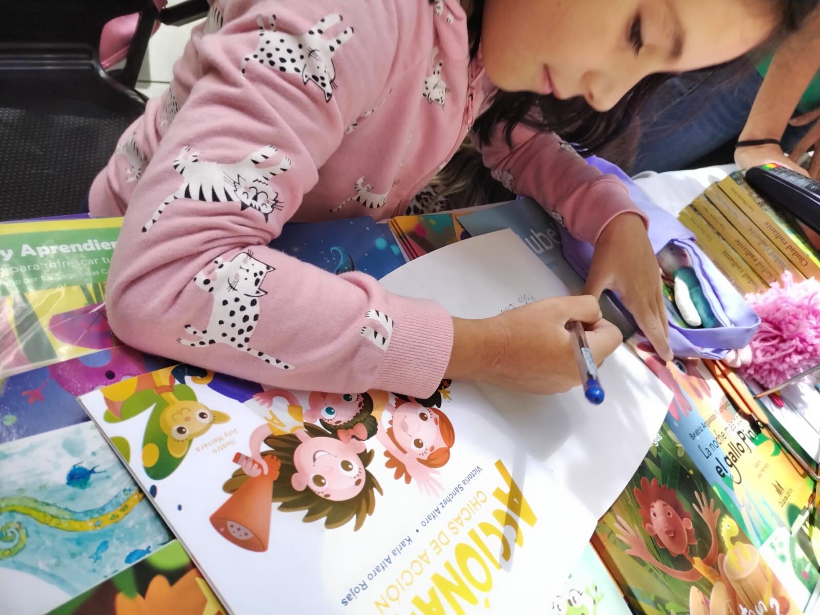 Fernando Esquivel Vargas tienen solo 6 años autori del libro Gotitas Cristalinas