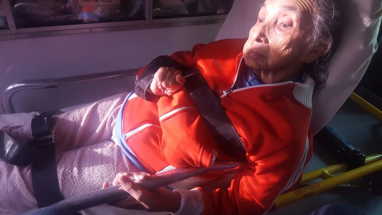 Una ambulancia y un ramo de flores le alegraron la mañana de este lunes 23 de setiembre a doña María Lia Loaiza Martínez, una linda abuelita de 99 años que ya está siendo atendida a cachete en el Hospital Blanco Cervantes.