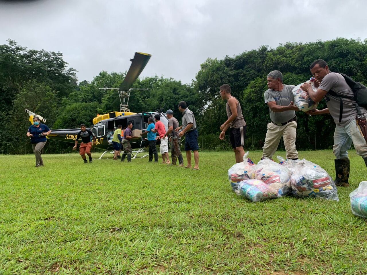 CNE lleva ayuda a comunidades aisladas en Tarrazú. Foto CNE.
