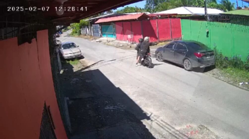Un hombre de apellido Bermúdez, de 26 años, viajaba en el asiento del acompañante y falleció al ser baleado en el tórax y los brazos, en el barrio Juan Goban en Limón. Foto: Captura de video