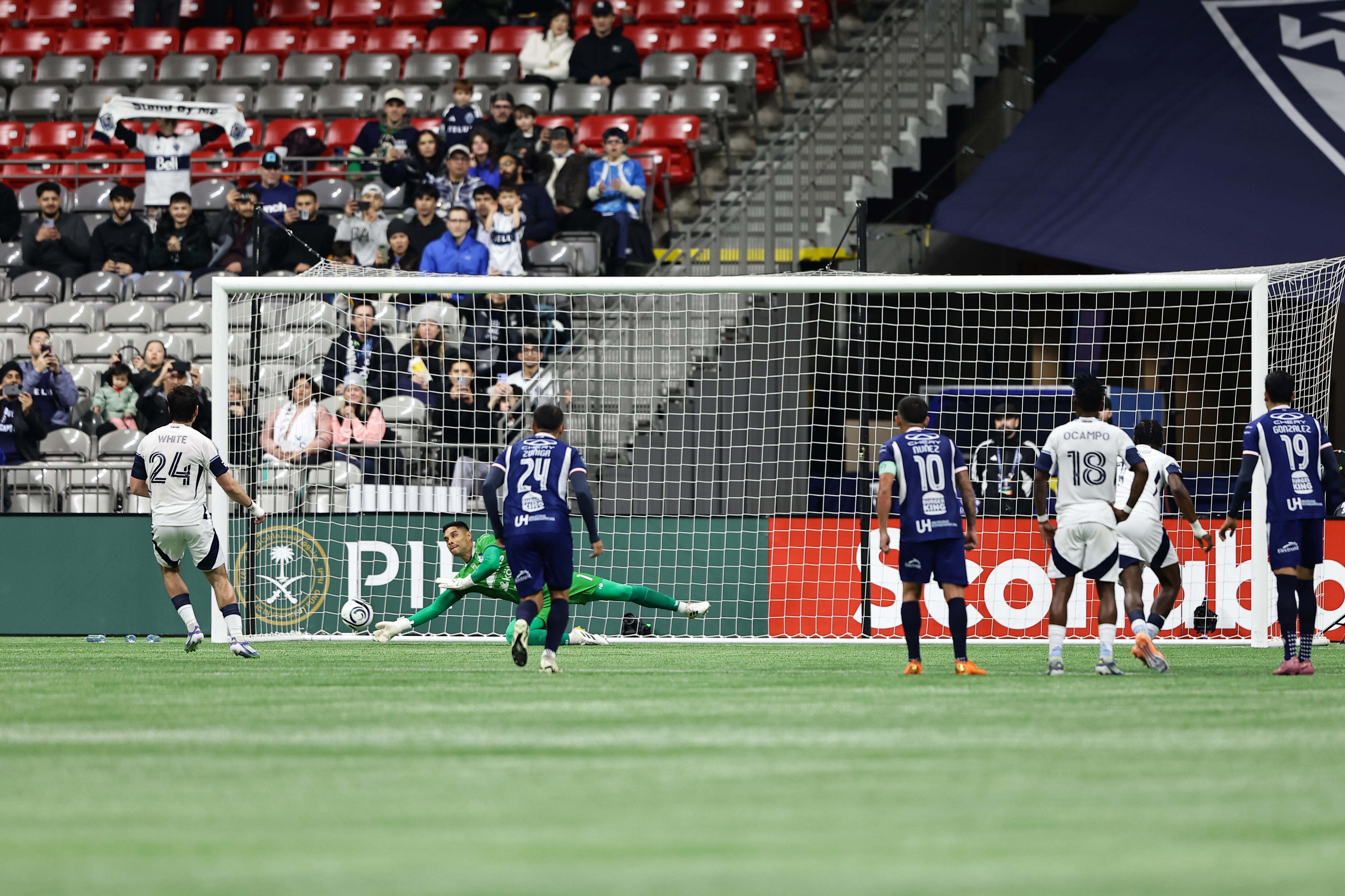 Así fue como Kevin Briceño desvió un penal en el partido entre Vancouver Whitecaps y Cartaginés en la Copa de Campeones de Concacaf.