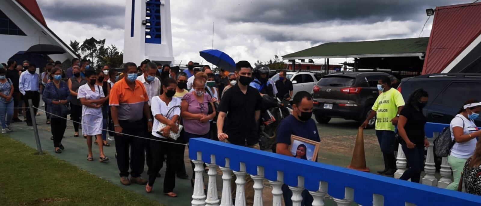 Funeral de funcionarios del hospital de San Vito fallecidas en vuelvo de ambulancia. Foto cortesía San Vito Televisión.