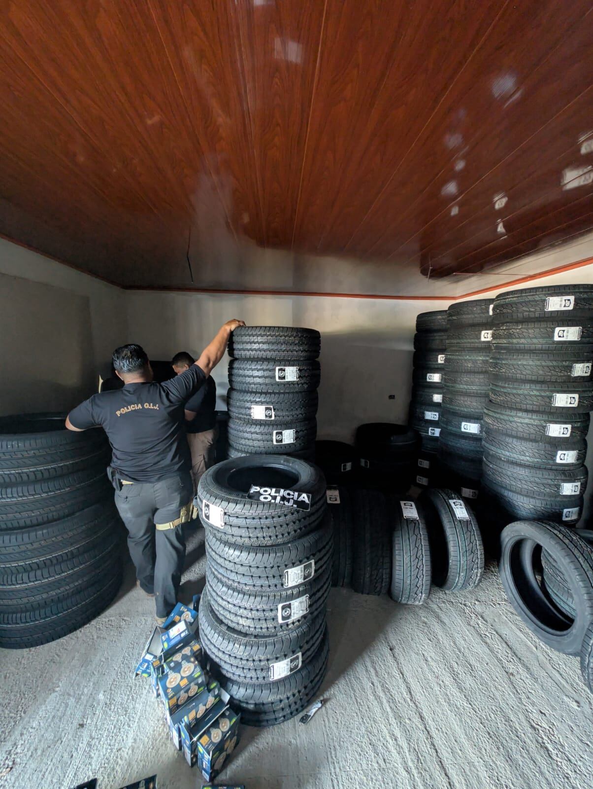 Un Jeep Rubicon, así como dos automóviles jeep y un BMW es parte de los lujos que tenían los esposos sospechosos de lavar dinero por medio de préstamos gota a gota. Foto: OIJ