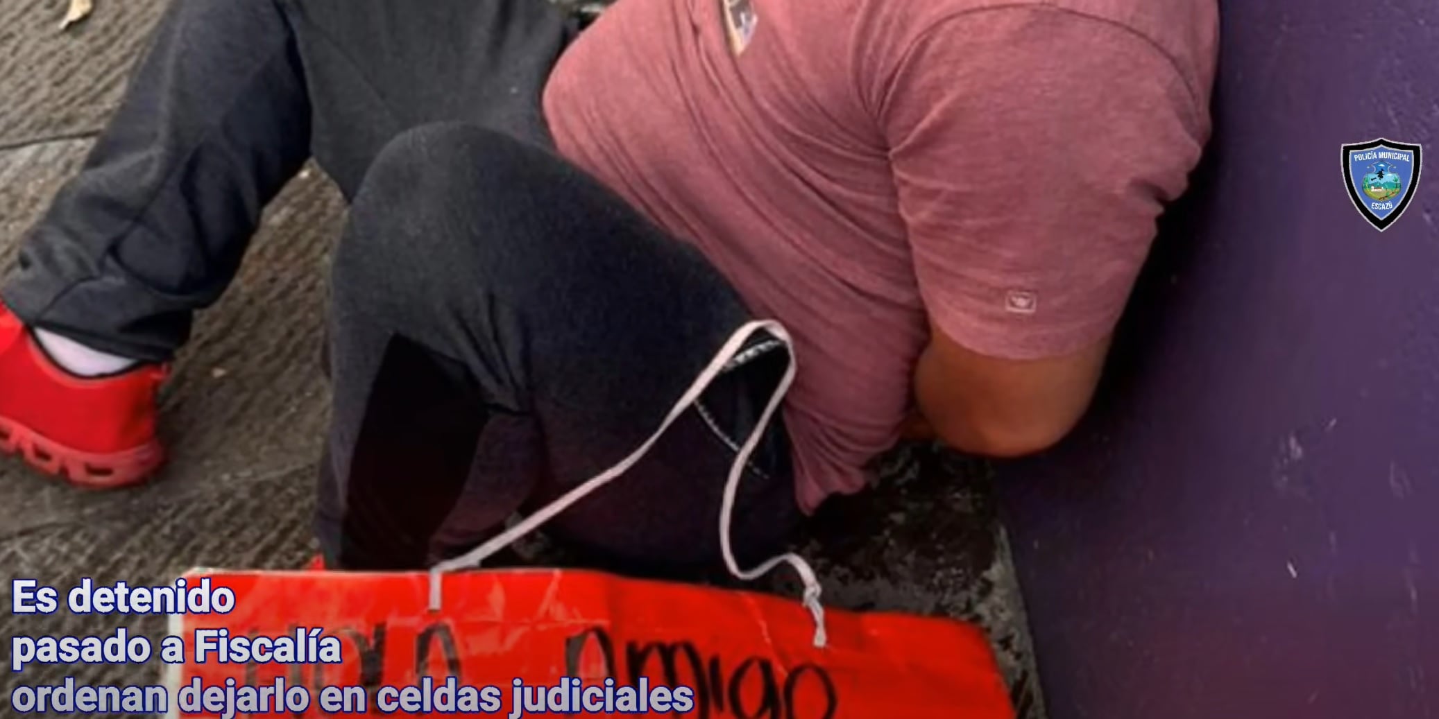 El falso venezolano fue detenido en las afueras de un mall en Escazú. Foto Policía Municipal de Escazú.