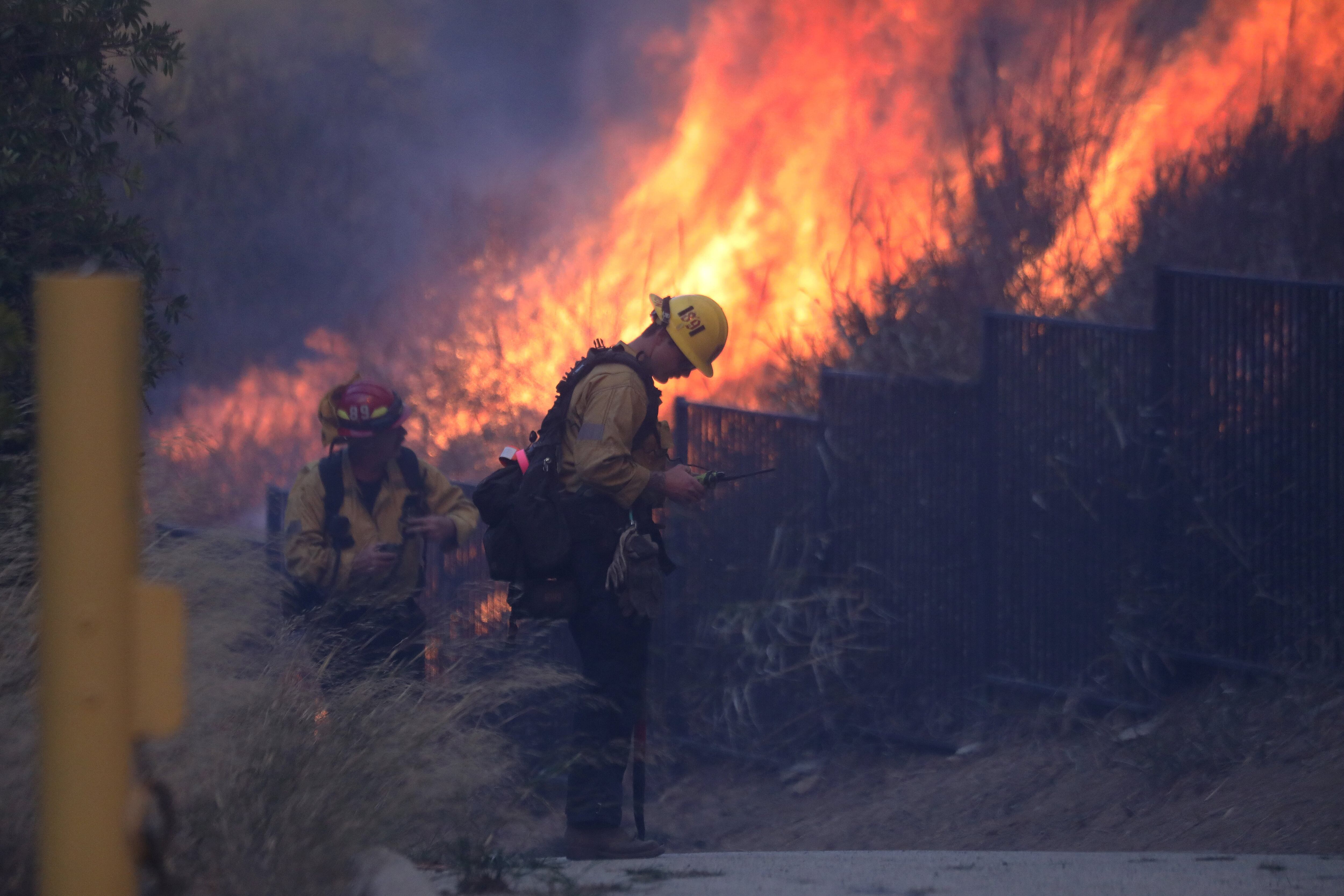 Fuertes vientos alimentan múltiples incendios en el área de Los Ángeles