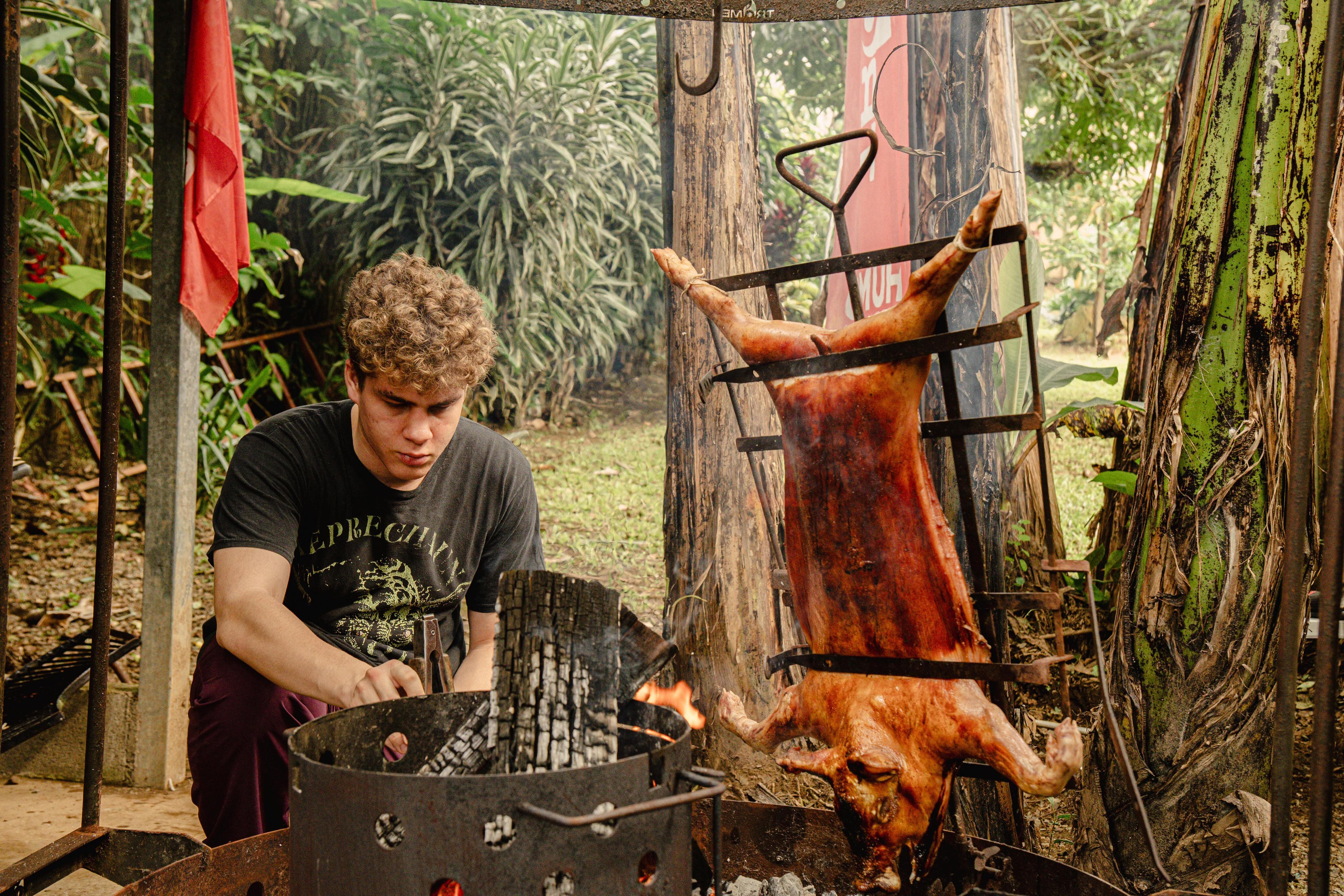 En Sabanilla de Montes de Oca hay un muchacho que desde muy joven decidió que quería ser su propio jefe y forjarse un futuro a puro esfuerzo. Fabián Sánchez Girón, de apenas 17 años, tiene un negocio de condimentos y sales gourmet llamado Spicylabcr, un sueño que comenzó a los 15 y que ha ido creciendo con el tiempo.