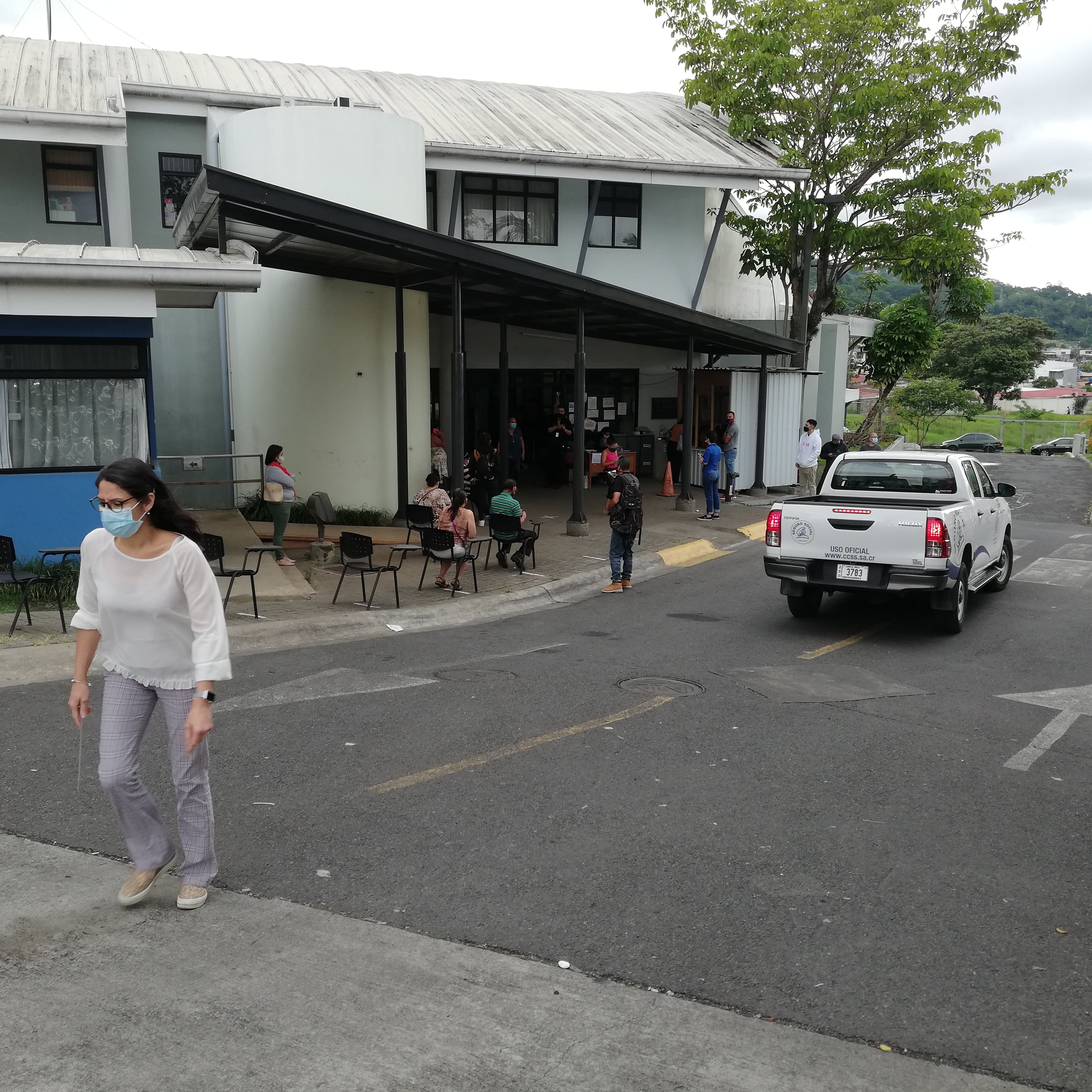 El Salón Parroquial de Alajuelita tenía, para este lunes 24 de mayo, cita de vacunación contra el covid-19 para 350 vecinos del cantón, por eso, desde buen temprano había filas largas. Don Don Bernardo Chinchilla Rosales de 65 años y su esposa Vanessa Prendas de 50 años, hicieron fila este 24 de mayo del 2021.