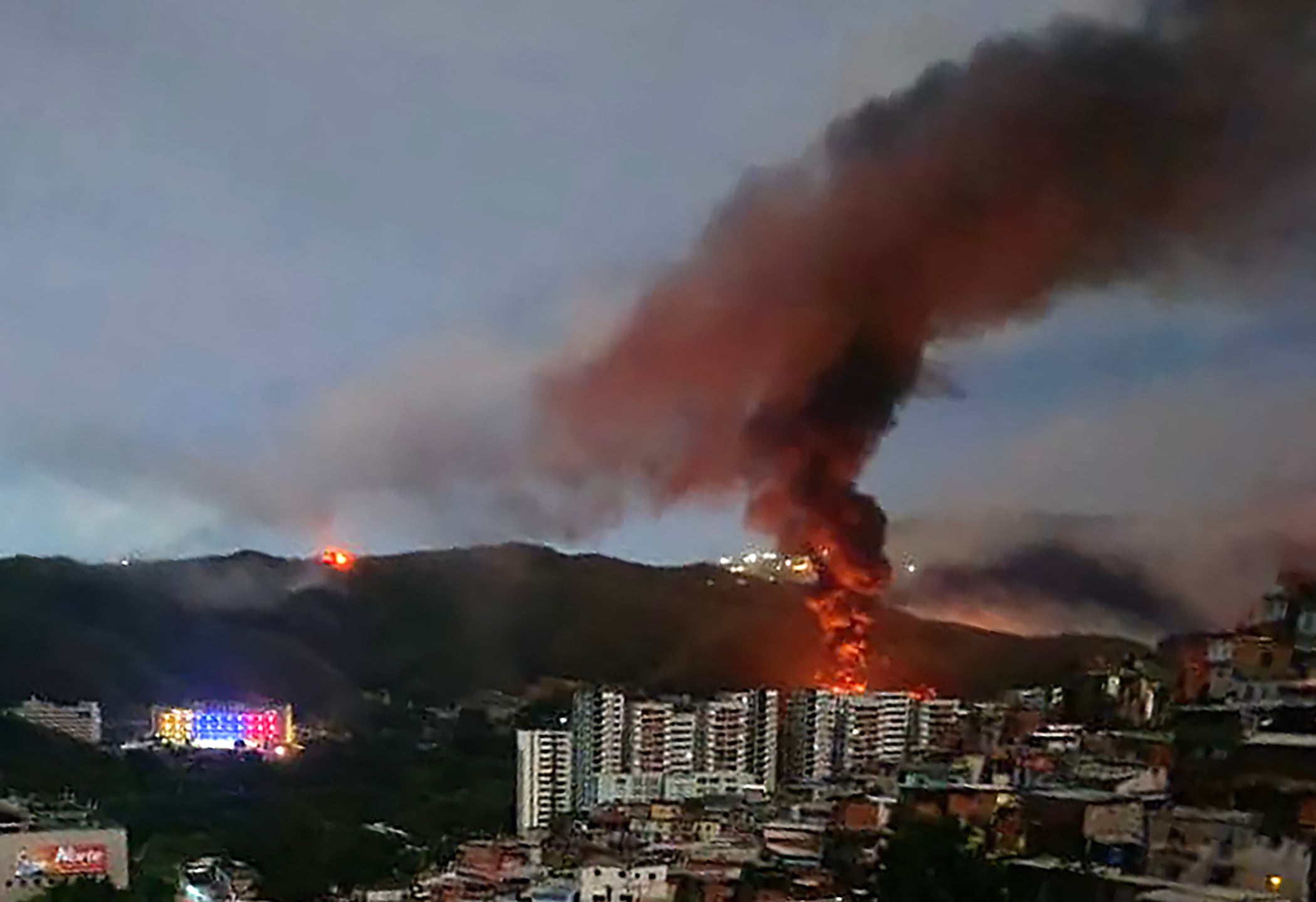 Incendio en Fuerte Tiuna, el mayor complejo militar de Venezuela, tras una serie de explosiones en Caracas la madrugada de este 3 de enero. El ejército estadounidense estuvo detrás de una serie de ataques contra la capital venezolana, Caracas, el sábado. Fotografía: