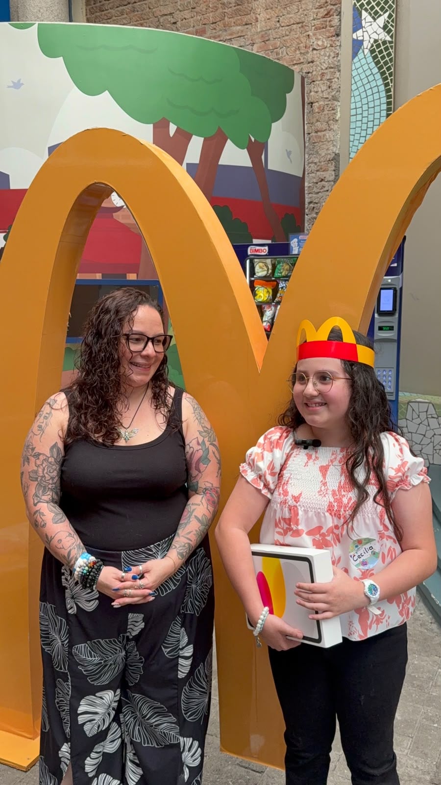 McDonald’s Costa Rica y el Museo de los Niños premiaron a tres niños ganadores de un concurso de cuentos que promovió la lectura y la creatividad infantil. Cada galardonado recibió un iPad como reconocimiento. En la foto, la niña Cecilia Solano Vindas y su mamá, doña María Gabriela Vindas Fernández.