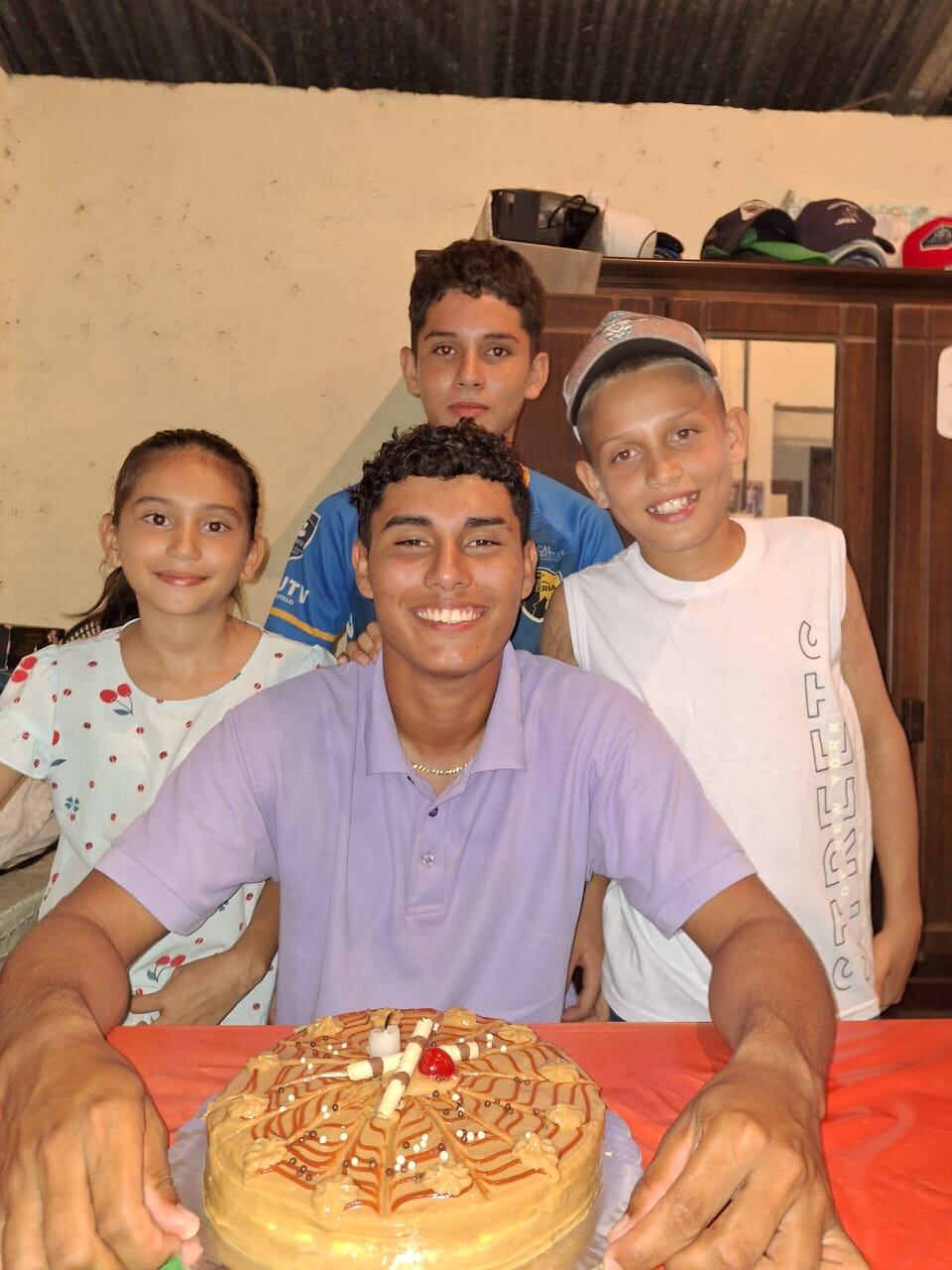 Anderson Mora Campos iba al trabajo en medio de un fuerte aguacero en Ticabán de La Rita de Pococí cuando se topó con un árbol en medio de la calle. Foto: Autorizadas por Liseth Mora