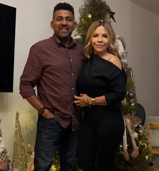 Austin Berry y su esposa Cristina Alfaro chineando a su primer nieto, Parisa.