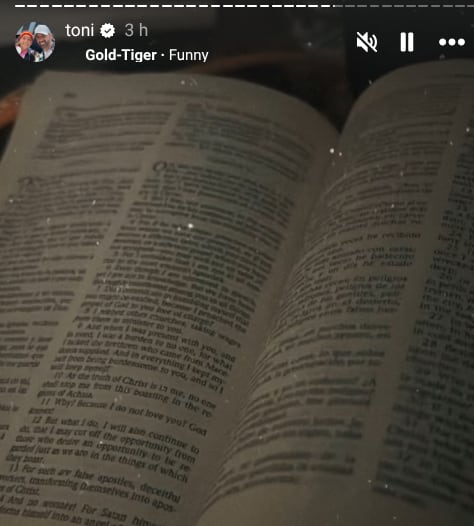 Toni Costa mostró la biblia que le apareció en la mesa del hotel.