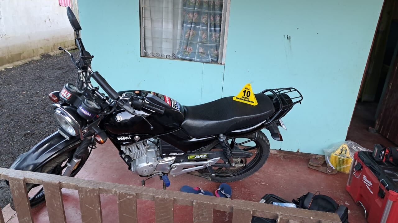 Dos supuestos amigos de apellidos Arana Quintana, de 28 años y Hernández Flores, de 31 años son sospechosos de meterse en casas, amenazar a las familias y llevarse todo lo que pueden, incluyendo algún vehículo que usaban para escapar y cargar lo robado. Foto: OIJ