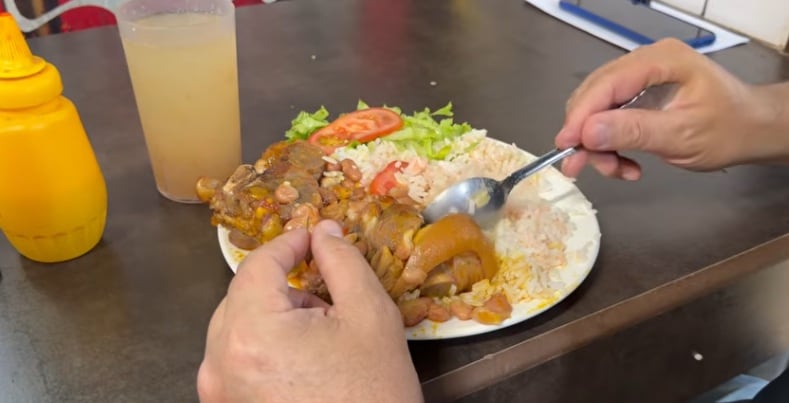 Nos fuimos al Mercado Borbón y encontramos en la soda La Bendición el casado a mil colones, también encontramos en el Mercado Central de San José, el casado más caro.