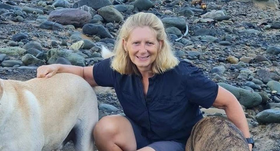 La mujer, de 57 años, tenía al menos tres impactos de bala.