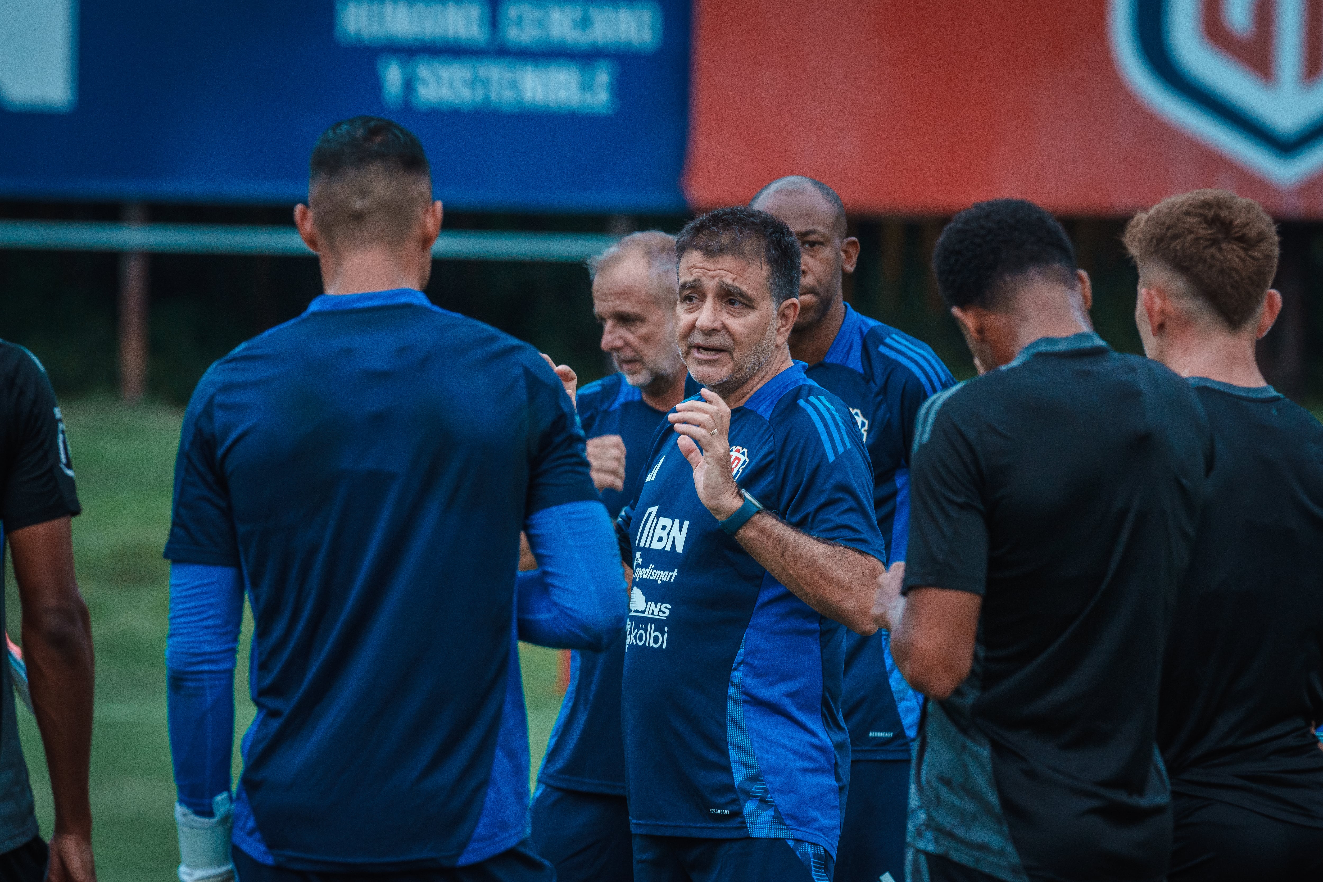 Claudio Vivas estuvo muy atento al entrenamiento de este lunes. Foto: Prensa Fedefútbol.