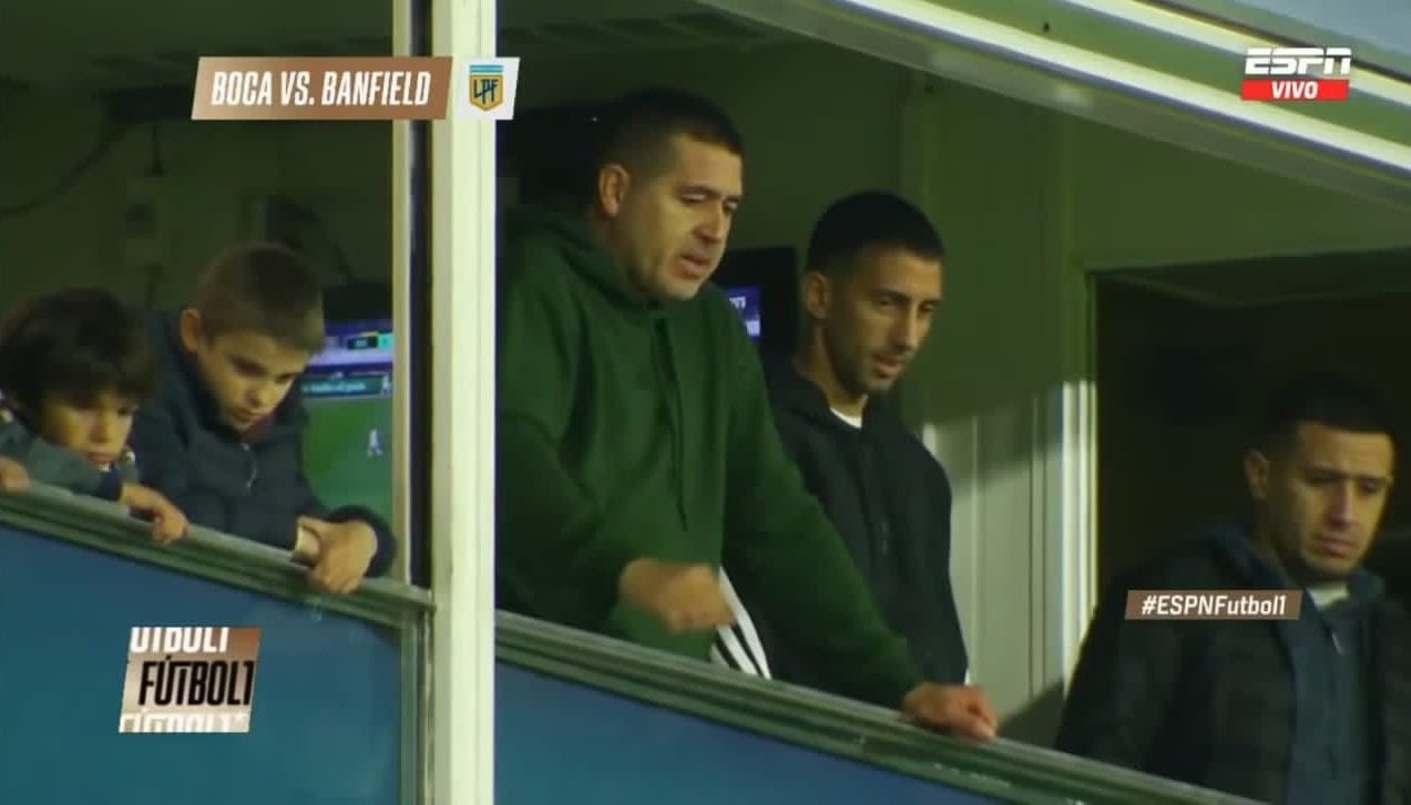 Mariano Torres en La Bombonera, junto a Juan Román Riquelme. Captura de pantalla.