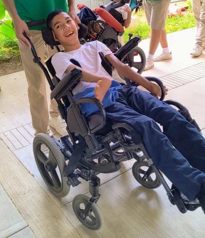 Dilan Carmona Camacho ocupa que todos le ayudemos un poquito para que se pueda comprar una nueva silla de ruedas.