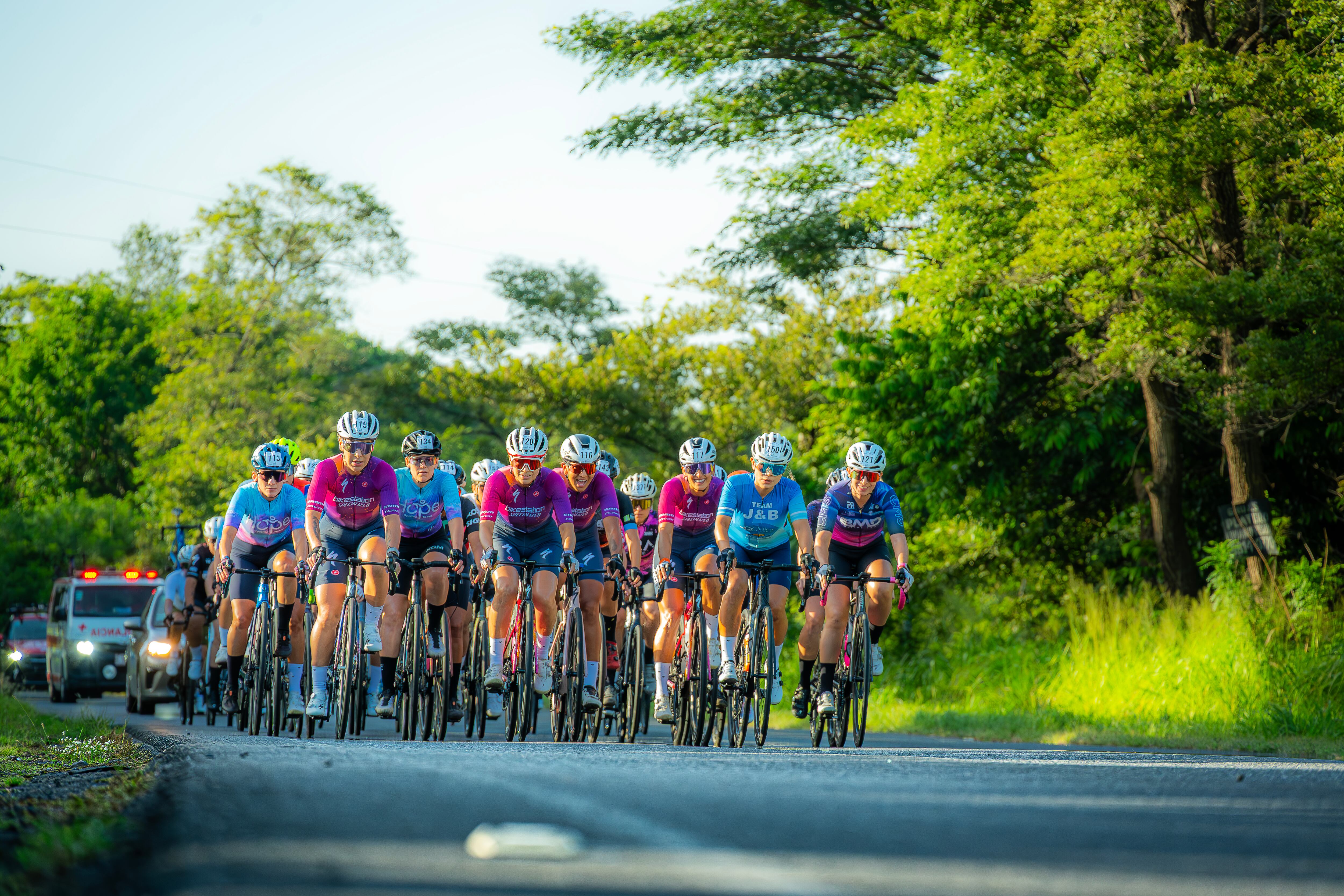 la Miss Costa Rica 2011, quien quedó entre las 10 mejores del Miss Universo ese mismo año, Johanna Solano, golpeó fuerte la mesa al acomodarse de líder de la Vuelta Máster en la categoría Máster A