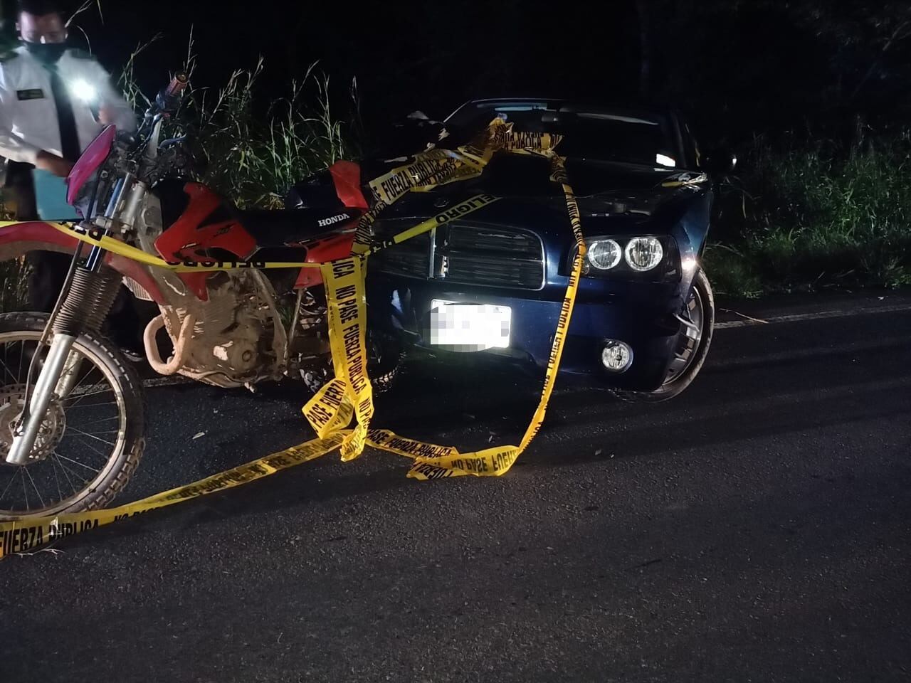 Padre e hijo de 13 años fallecen cuando la moto en la que viajaban es chocada por detrás por carro. Foto cortesía.
