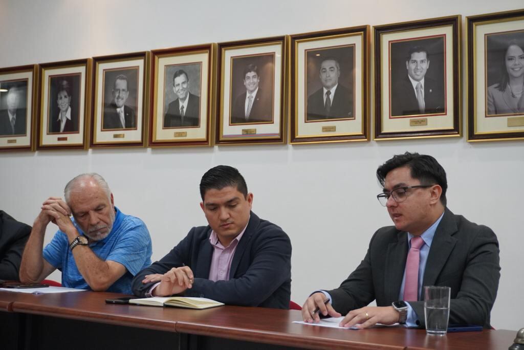 Alexánder Astorga Monge, viceministro de Trabajo (centro) presenta la propuesta salarial del gobierno para los trabajadores del sector privado para el 2024.