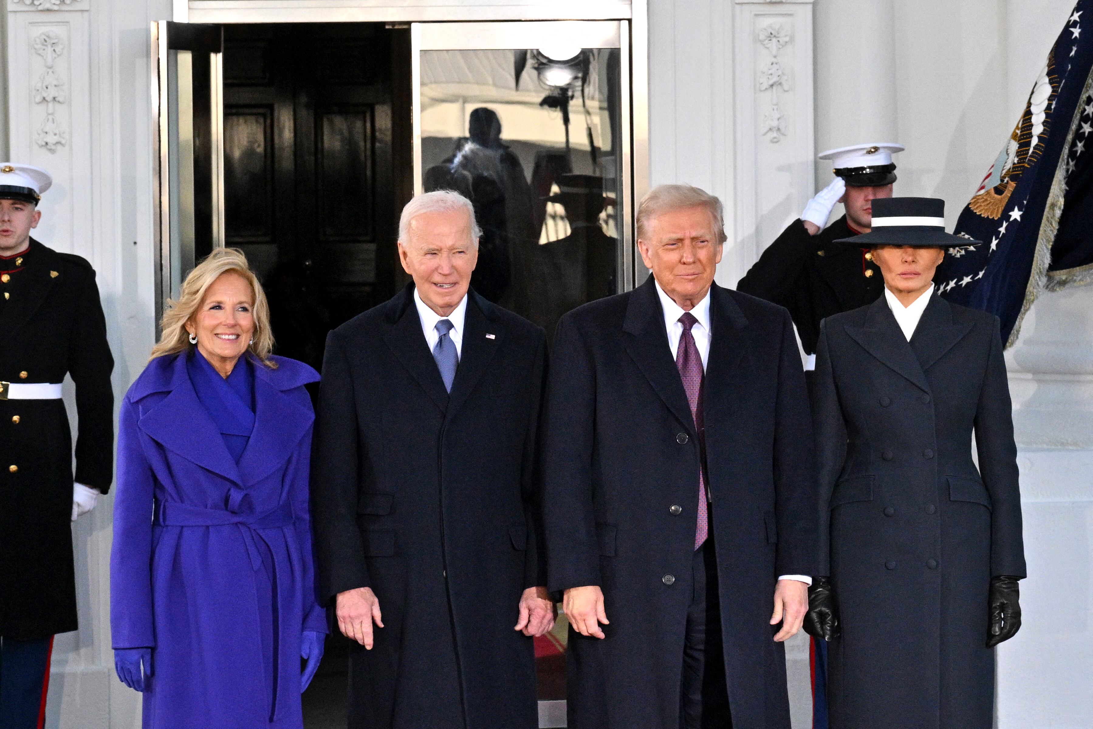 El presidente de Estados Unidos, Joe Biden, y la primera dama, Jill Biden, (izquierda) posan junto al presidente electo Donald Trump y Melania Trump cuando llegan a la Casa Blanca en Washington, DC este 20 de enero antes de partir hacia el Capitolio de Estados Unidos, donde Trump prestará juramento como el 47.º presidente de Estados Unidos. Fotografía: