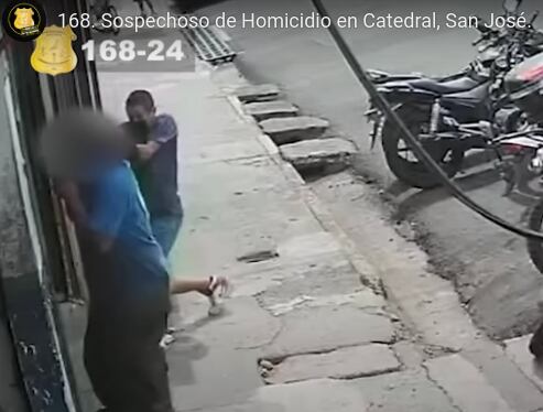 Este hombre es sospechoso del asesinato de Cristhopher Pizarro Madriz, conocido como Capullo, el ataque ocurrió en un taller mecánico en Plaza Víquez, San José. Foto: OIJ