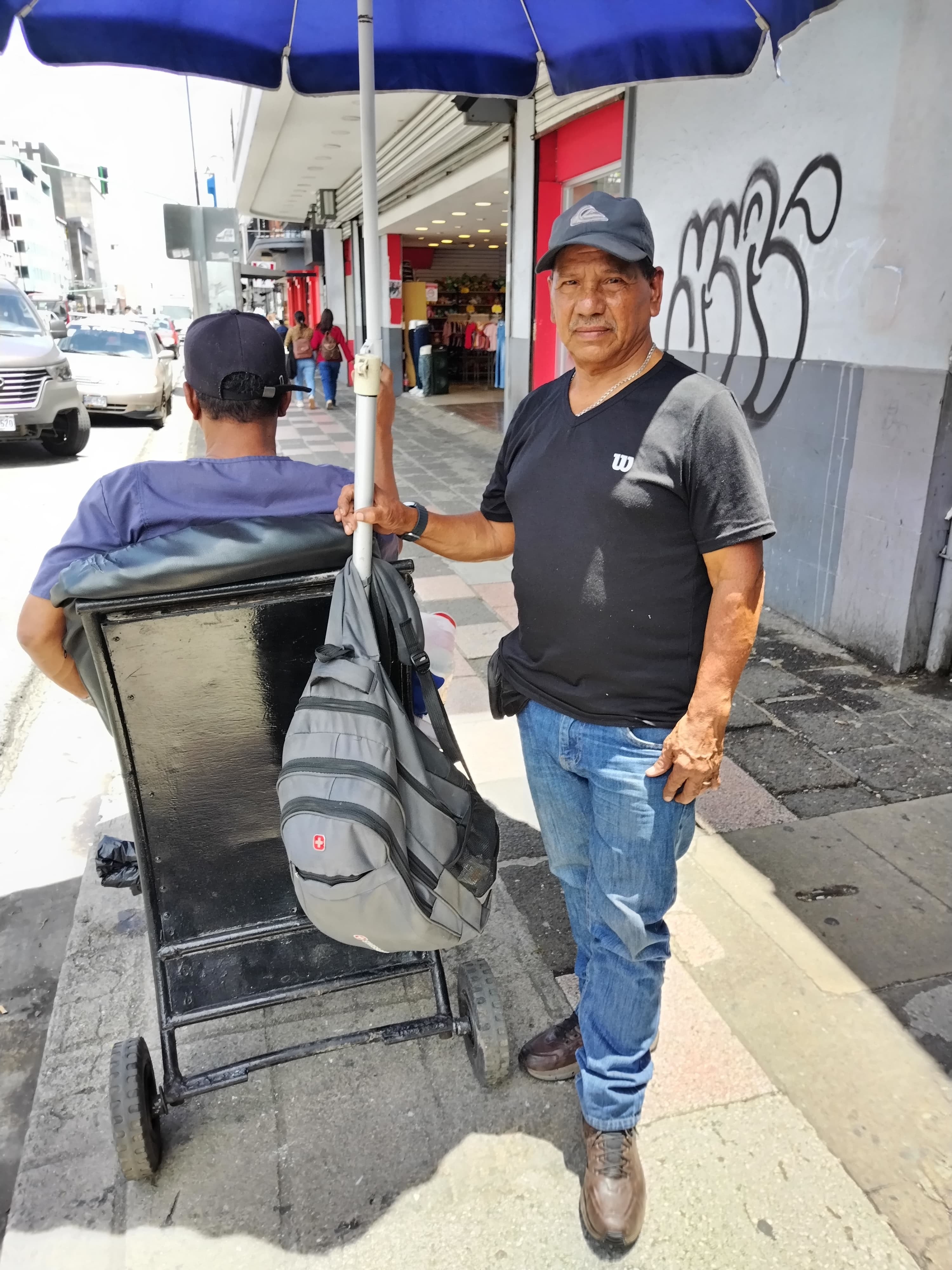 Ernesto Julián Navarro González acaba de cumplir 70 años y desde los 10 empezó en el noble oficio de limpiabotas, el cual, según nos dice con dolor, “está muy cerca de desaparecer porque a los jóvenes de ahora no les interesa”.