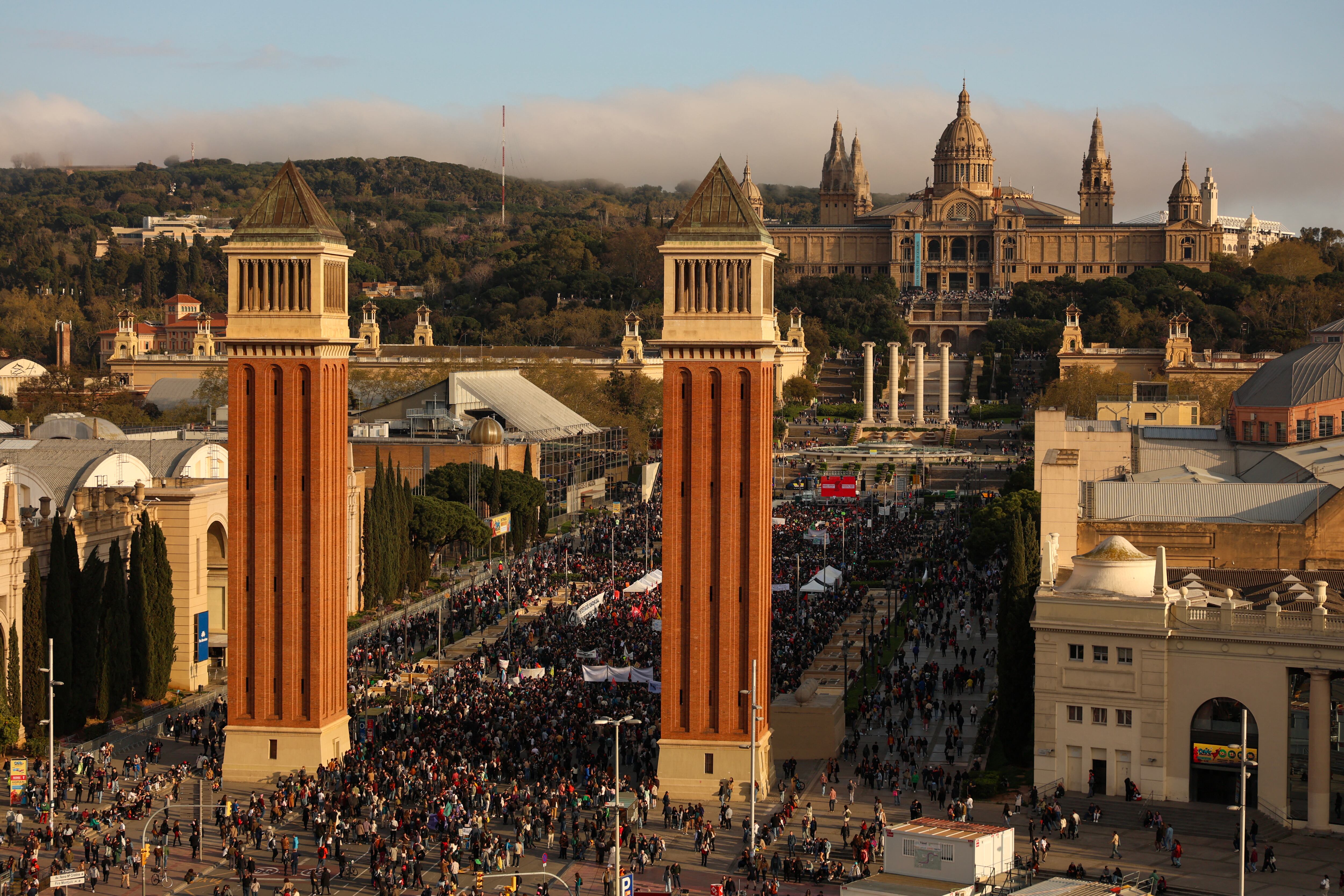 Manifestantes en una manifestación el 5 de abril en Barcelona. Esta ciudad y el resto en España, igual que en Portugal, se quedaron sin electricidad este lunes. Fotografía: