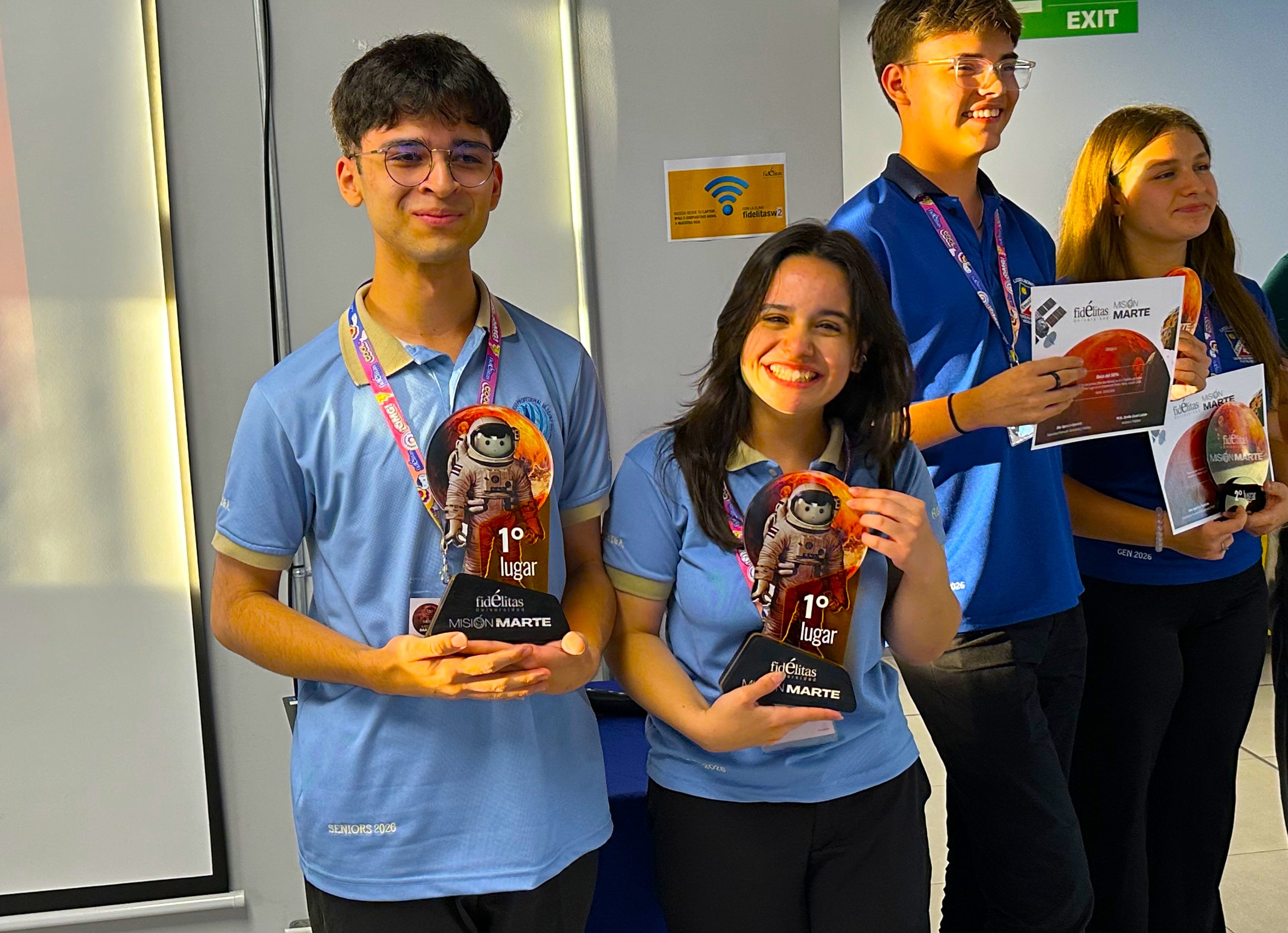 Victoria Rocha Ramírez y Gabriel Bonilla Mora, estudiantes del Colegio Técnico Profesional Vázquez de Coronado a convertirse en los ganadores nacionales de la edición 2026 de Misión Marte, una competencia colegial organizada por la Universidad Fidélitas. Obtuvieron el primer lugar tras presentar un proyecto llamado Boxi, enfocado en el desarrollo de un taladro autónomo capaz de producir oxígeno utilizando recursos presentes en Marte, como los glaciares y el material del suelo marciano.