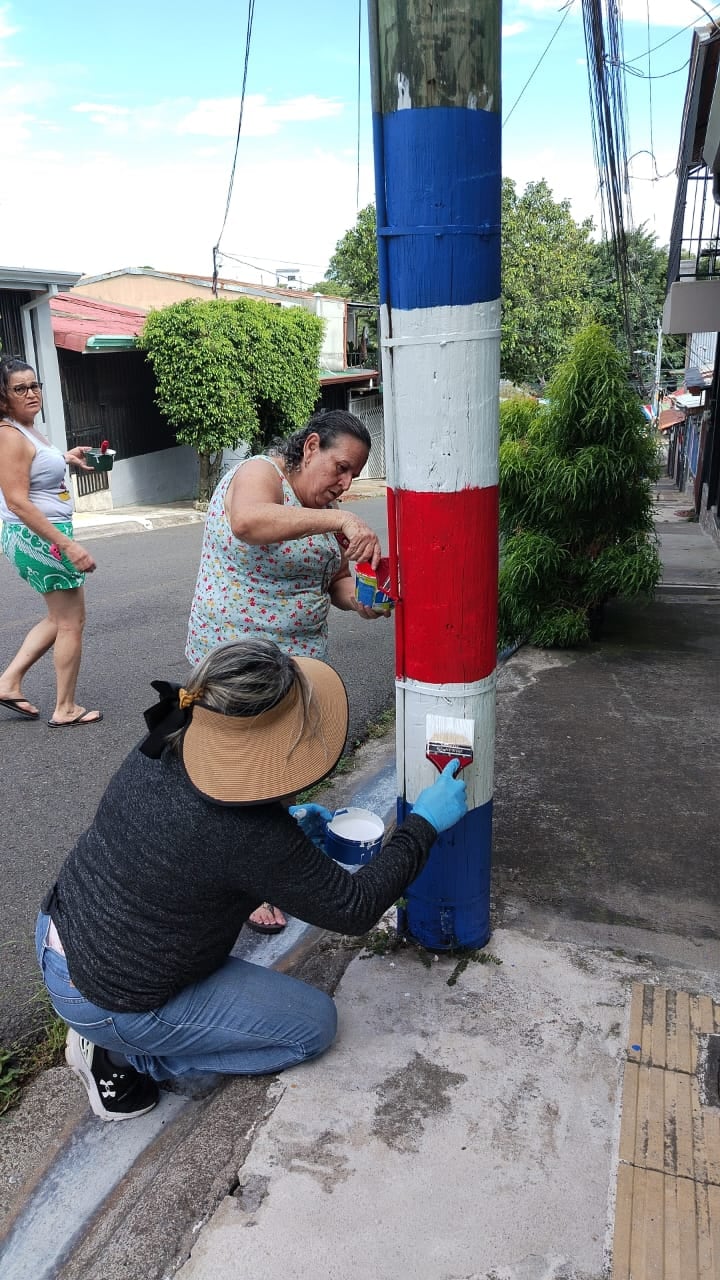 ¡Fiesta patria en grande! Urbanización La Independencia de Alajuela se viste de blanco, azul y rojo