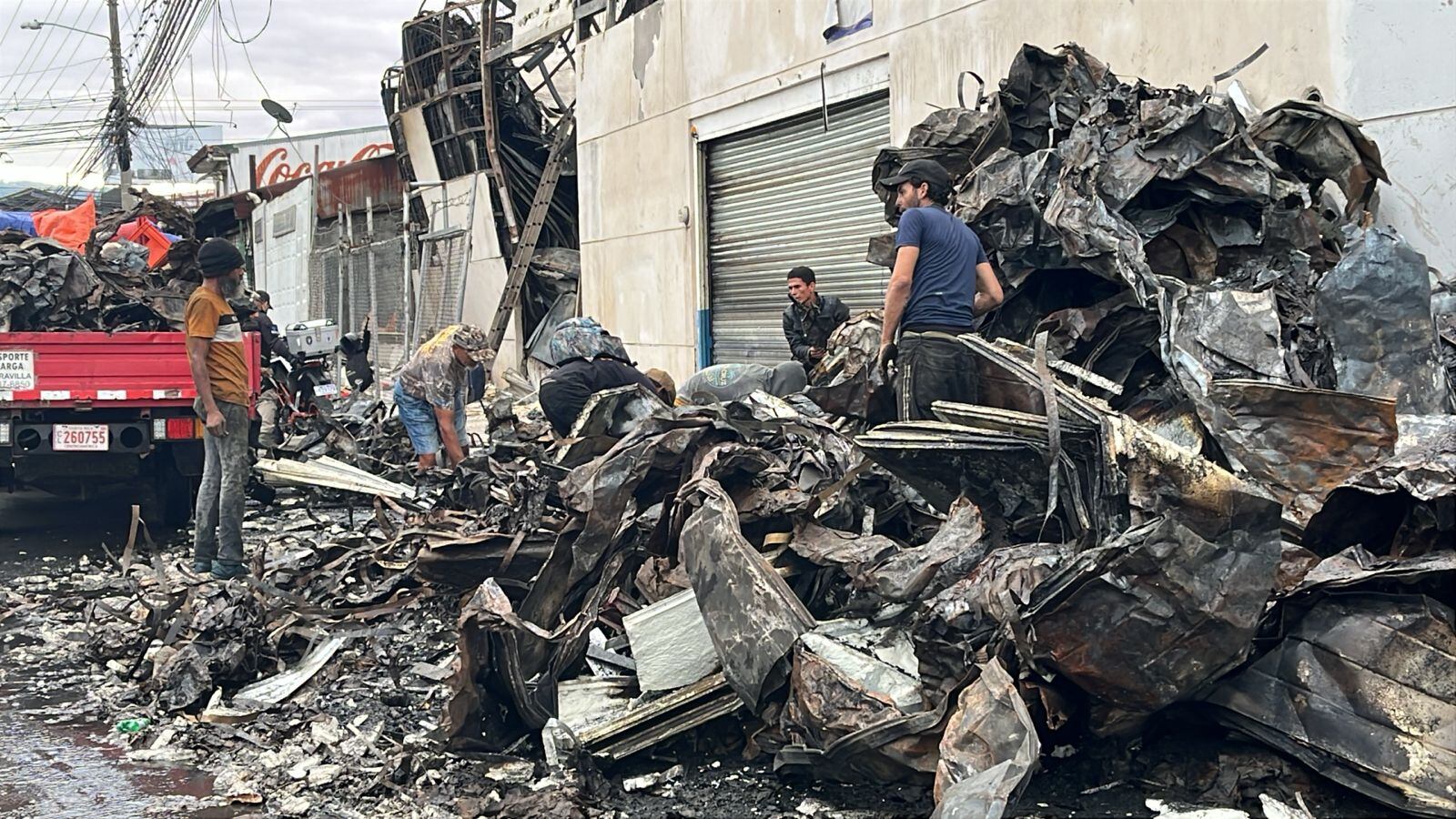 Trabajadores sacan toda la chatarra que quedó en la bodega de Portones Salas debido al incendio de este miércoles 12 de marzo del 2025. Foto: Alejandra Morales LT