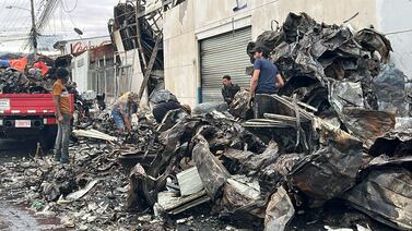 Incendio a Tibás: el olor a gases tóxicos aún se sienten en el ambiente