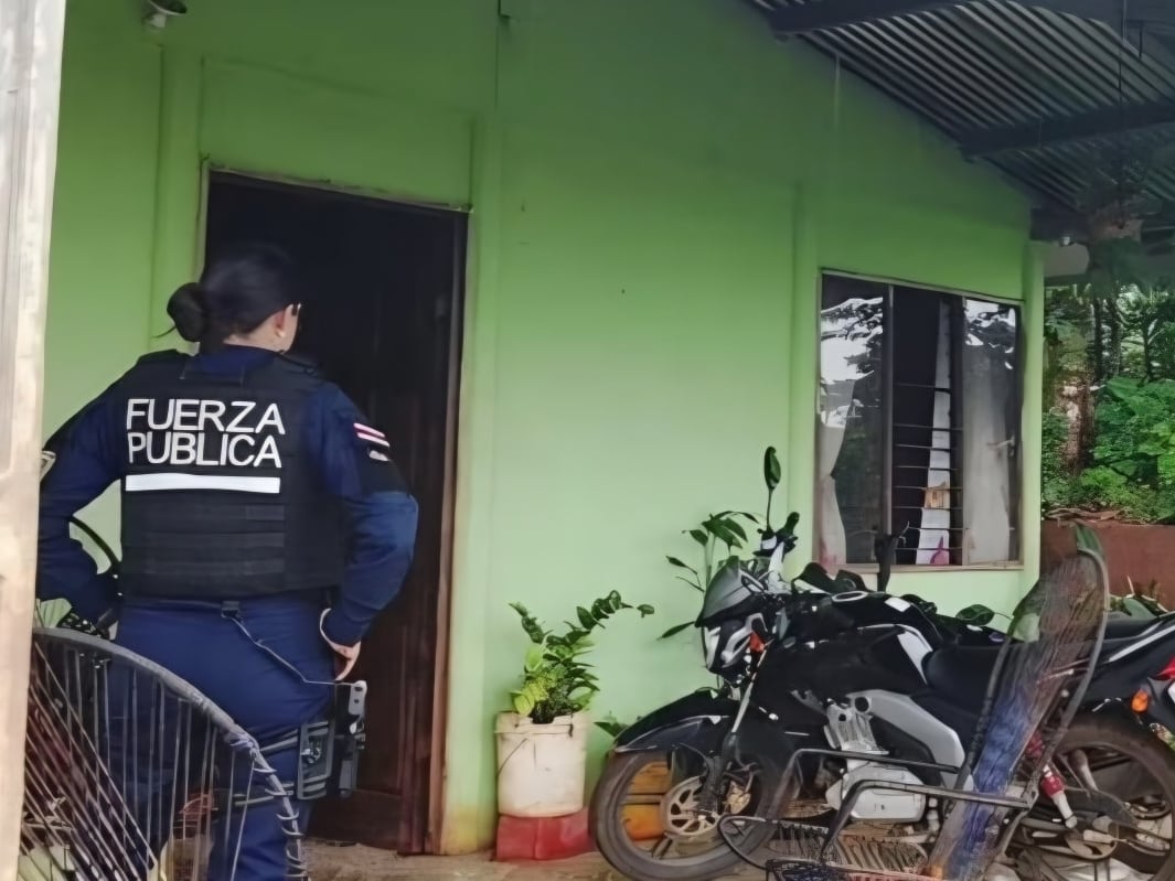 El mortal ataque ocurrió dentro de una casa en Chires, en Puriscal. Foto Allan Jara.