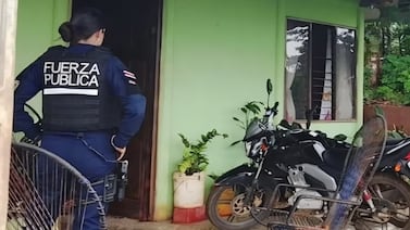 Mujer es asesinada dentro de su casa tras ataque a balazos y con bomba molotov