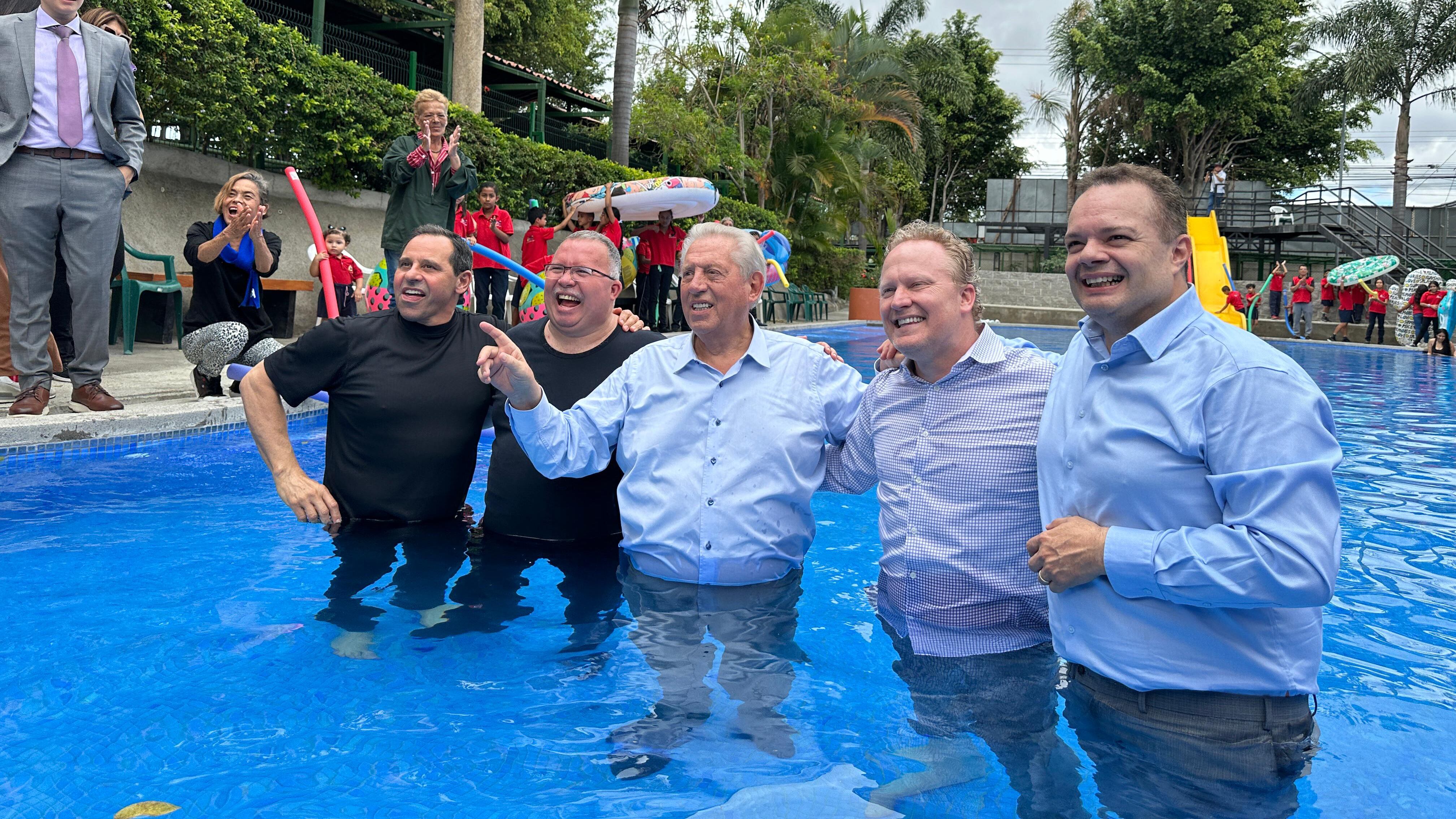El padre Sergio Valverde y el pastor John Maxwell se dieron un chapuzón en una de las piscinas de Obras del Espíritu Santo, con todo y sus vestimentas de trabajo.