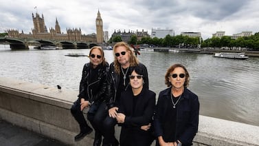 Alex González, baterista de Maná, se llevó un gran susto tras caer en pleno concierto